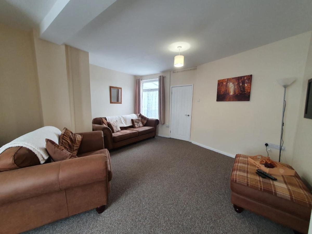 2 Bed House, Contractors & Holiday Guests Welcomed Dowlais エクステリア 写真