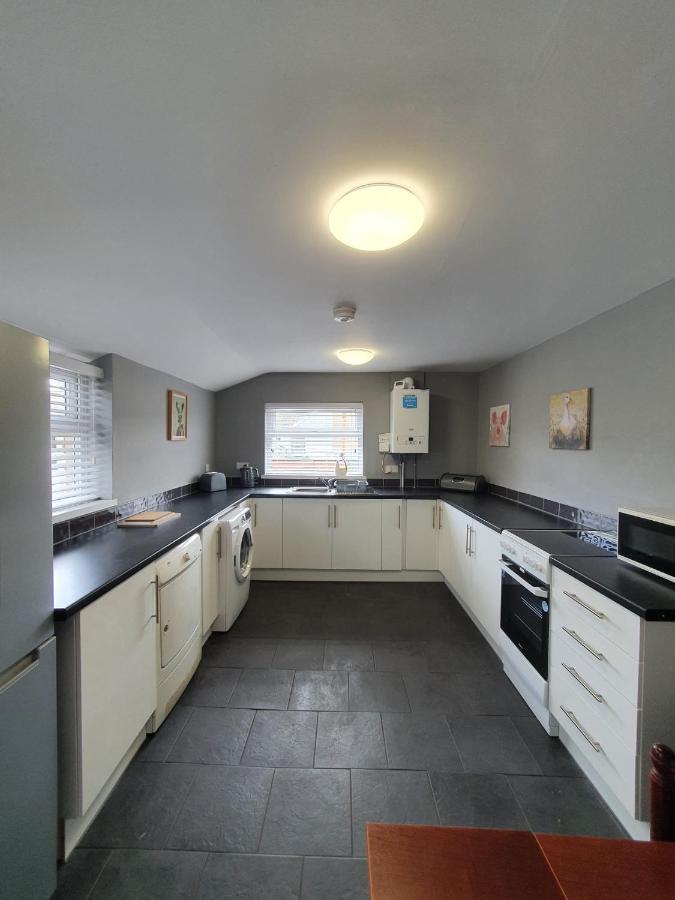 2 Bed House, Contractors & Holiday Guests Welcomed Dowlais エクステリア 写真