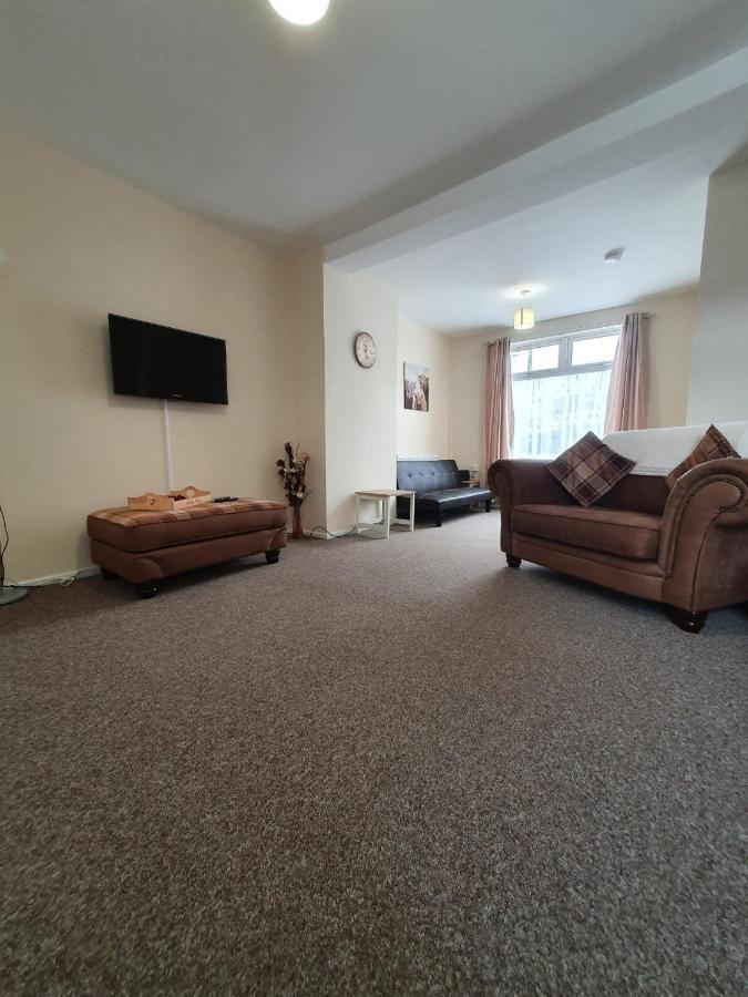2 Bed House, Contractors & Holiday Guests Welcomed Dowlais エクステリア 写真
